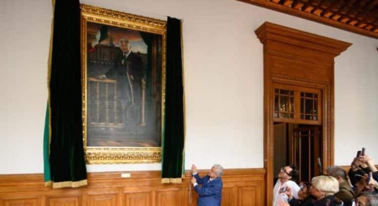 Develan retrato de AMLO en Palacio Nacional