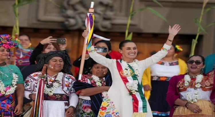 Sheinbaum recibe el bastón de mando, las mujeres serán prioridad en su gobierno