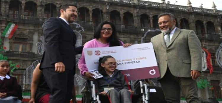 Batres finaliza su gobierno con entrega de 20 mil becas a estudiantes