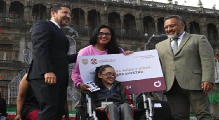 Batres finaliza su gobierno con entrega de 20 mil becas a estudiantes