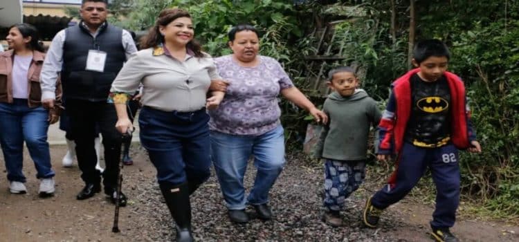 Clara Brugada recorre zonas afectadas por lluvias en Xochimilco