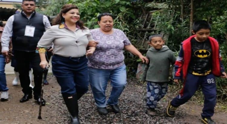 Clara Brugada recorre zonas afectadas por lluvias en Xochimilco