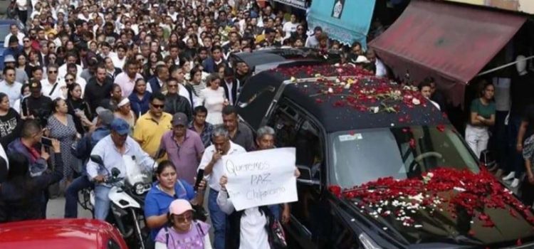 Un pueblo unido clama justicia en el funeral de Alejandro Arcos