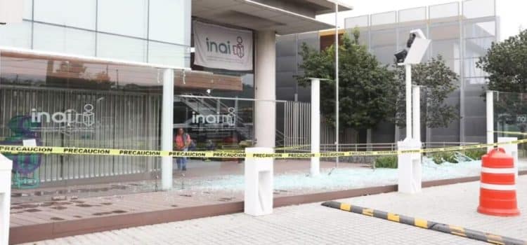 Vandalizan sede del INAI en CDMX