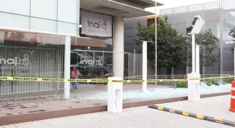 Vandalizan sede del INAI en CDMX