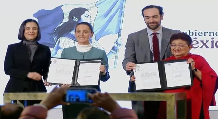 Sheinbaum firma decreto de reforma eléctrica para hacer públicas Pemex y CFE