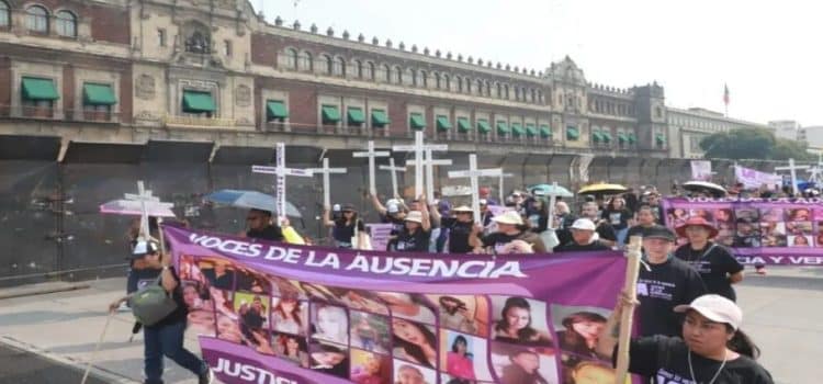 Protestan familiares de víctimas de feminicidio en el zócalo de CdMx