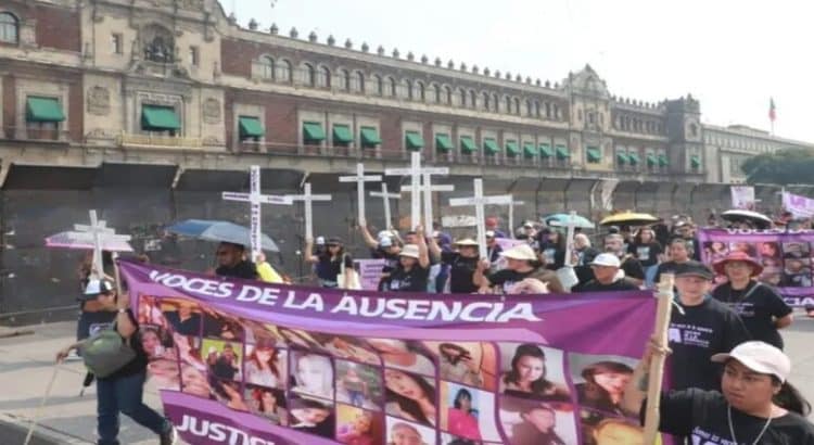 Protestan familiares de víctimas de feminicidio en el zócalo de CdMx