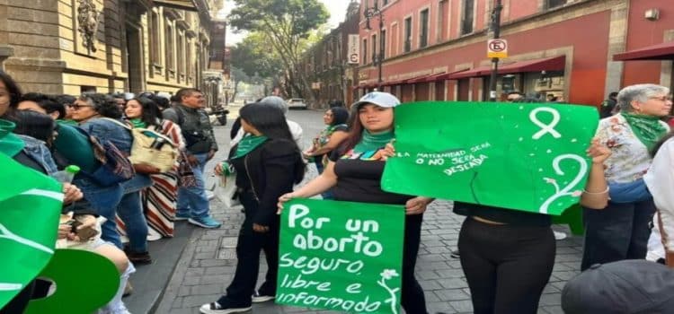 Feministas protestan por retroceso en despenalización del aborto