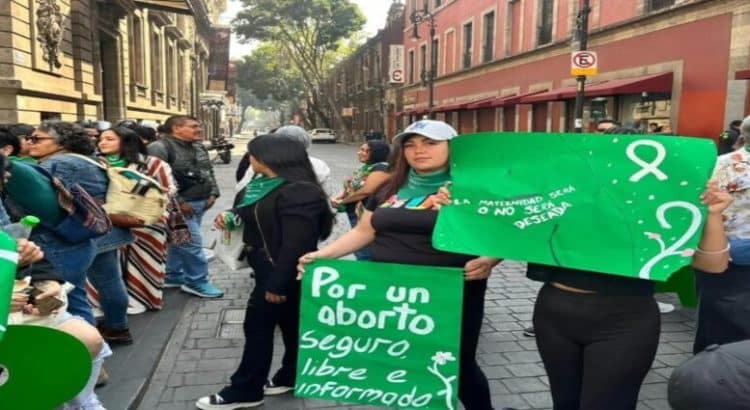 Feministas protestan por retroceso en despenalización del aborto