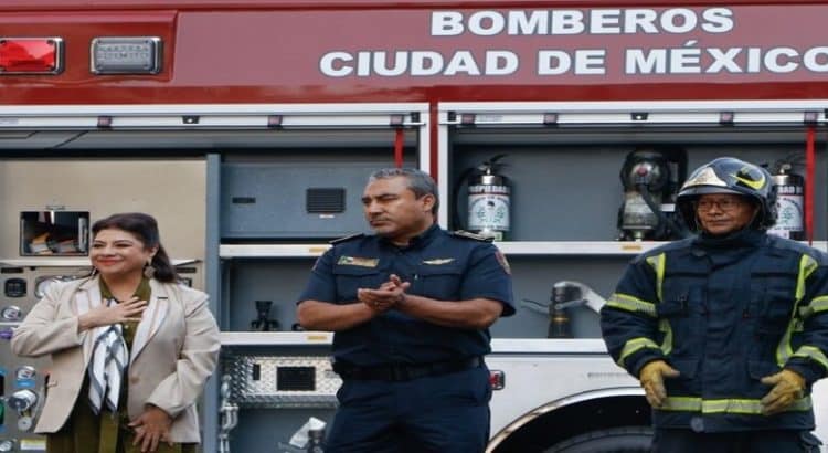 Gobierno de CdMx entrega nuevos vehículos al Heroico Cuerpo de Bomberos