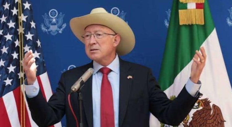 Ken Salazar critica la estrategia de seguridad de AMLO: «Abrazos, no balazos» ha fallado