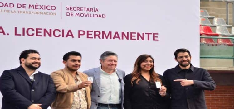 Una mujer tiene la primera licencia permanente en la CDMX