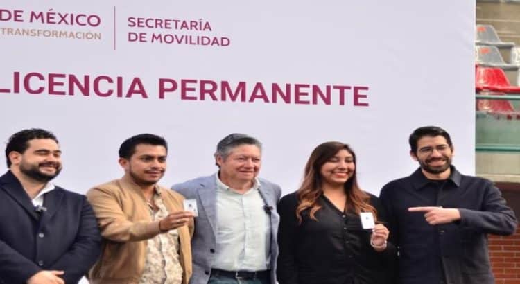 Una mujer tiene la primera licencia permanente en la CDMX