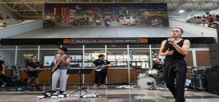 Hijo de Susana Zabaleta, canta en el metro de CDMX