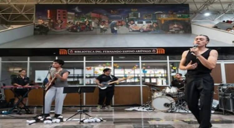 Hijo de Susana Zabaleta, canta en el metro de CDMX