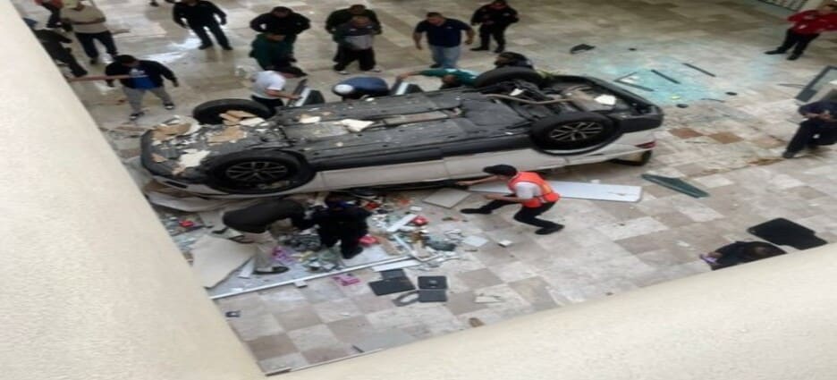 Automóvil cae dentro de plaza comercial en Cdmx