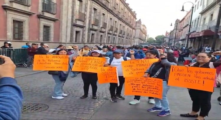 Toma CNTE accesos a Palacio Nacional
