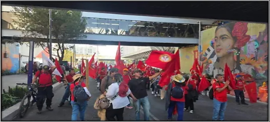 Trabajadores del Gobierno de CDMX marchan y complican la circulación en Calzada San Antonio Abad