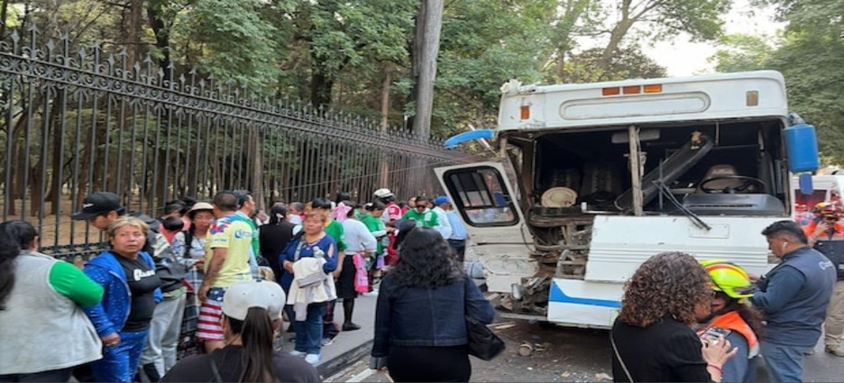 Autobús de peregrinos guadalupanos choca en CDMX y deja al menos 15 lesionados