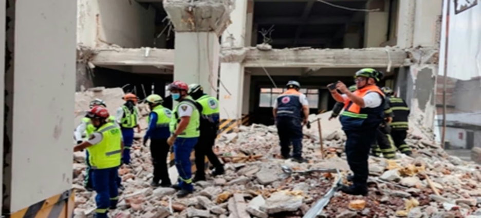 Colapsa edificio en demolición en San Antonio Abad; reportan un muerto y continúan labores de rescate