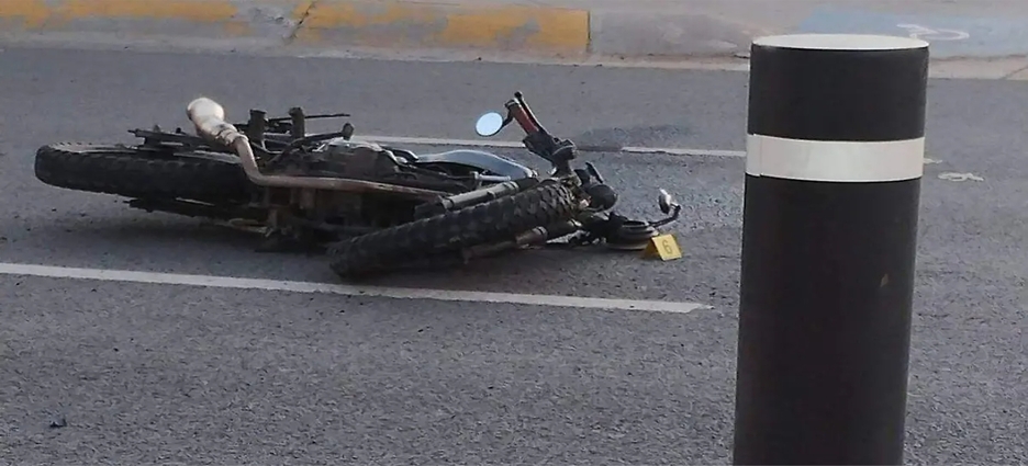 Motociclista muere tras brutal choque en CDMX; su unidad derrapó y se incendió