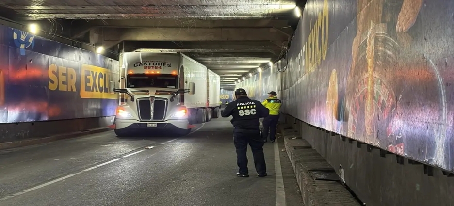 Tráiler atorado en Chapultepec provoca caos vial en CDMX