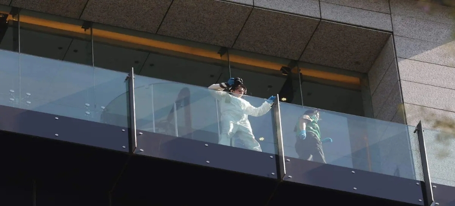 Muere mujer tras caer de edificio en Paseo de la Reforma, CDMX