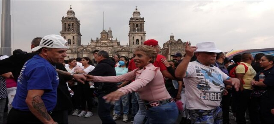 Zócalo de la CDMX vibra con gran baile sonidero que reúne a cientos de capitalinos