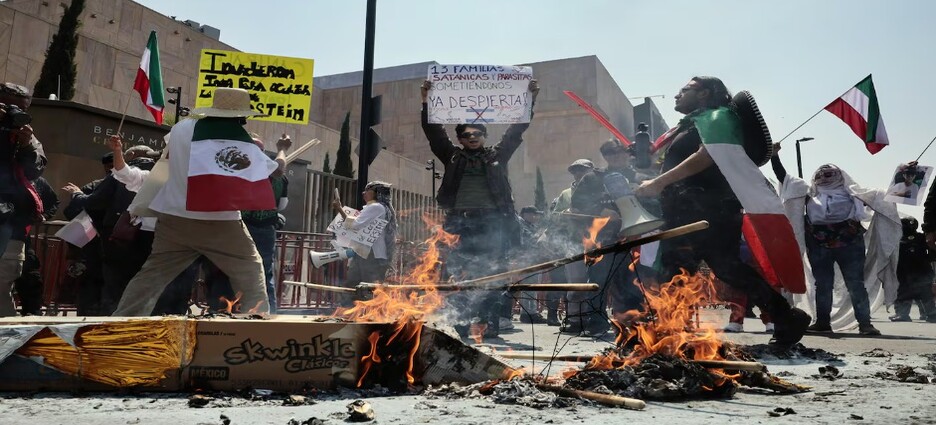 Manifestantes iraníes protestan en CDMX y queman figura de Baal para exigir paz en Medio Oriente