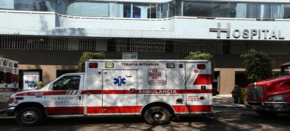 Choque entre camioneta y transporte público deja heridos en Río Churubusco, CDMX