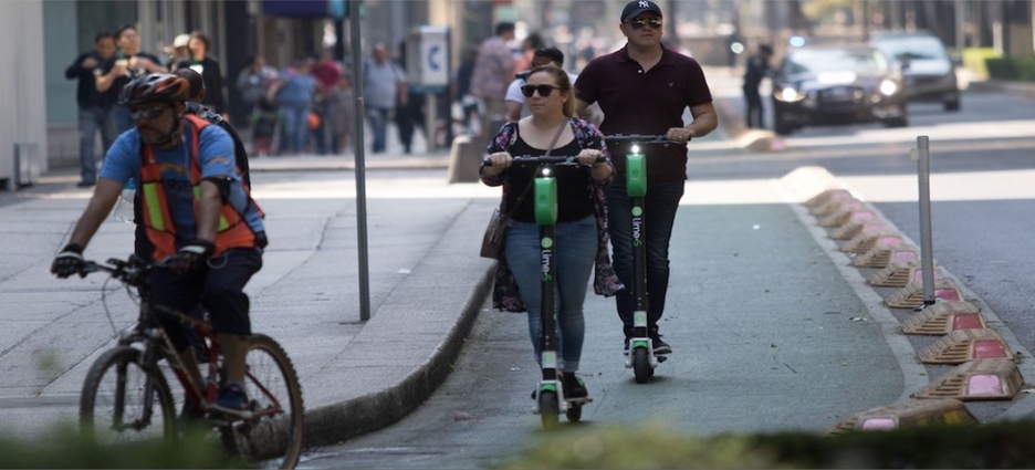 CDMX fija nuevas reglas para scooters y motos eléctricas; deberán tener placas y licencia