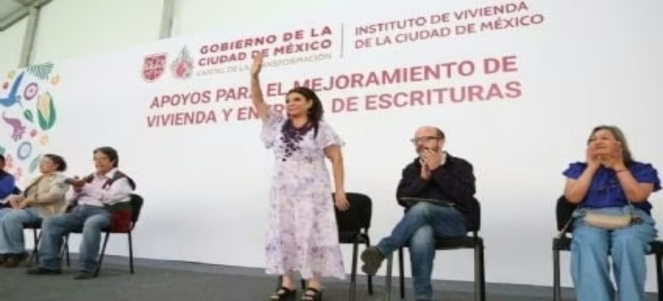 Clara Brugada entrega miles de créditos de vivienda y escrituras a familias de la CDMX