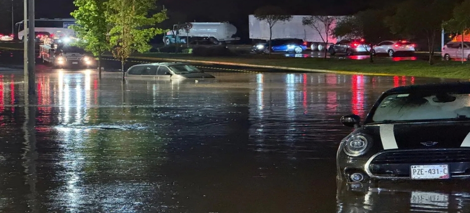 Fuertes lluvias provocan inundaciones, deslaves y vehículos varados en la Ciudad de México