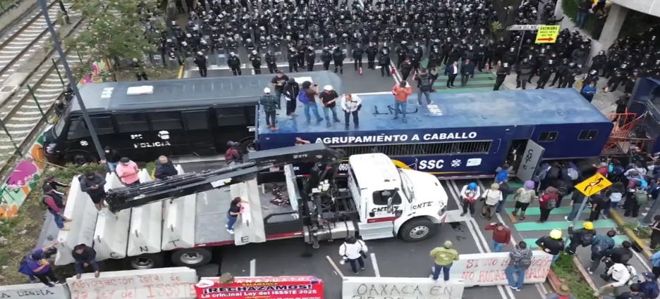 Impiden avance de la CNTE hacia estadio mundialista durante protesta en la Ciudad de México