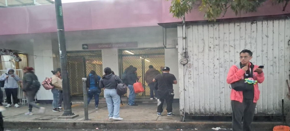 Humo en estación Gómez Farías provoca suspensión de cinco estaciones de la Línea 1 del Metro CDMX