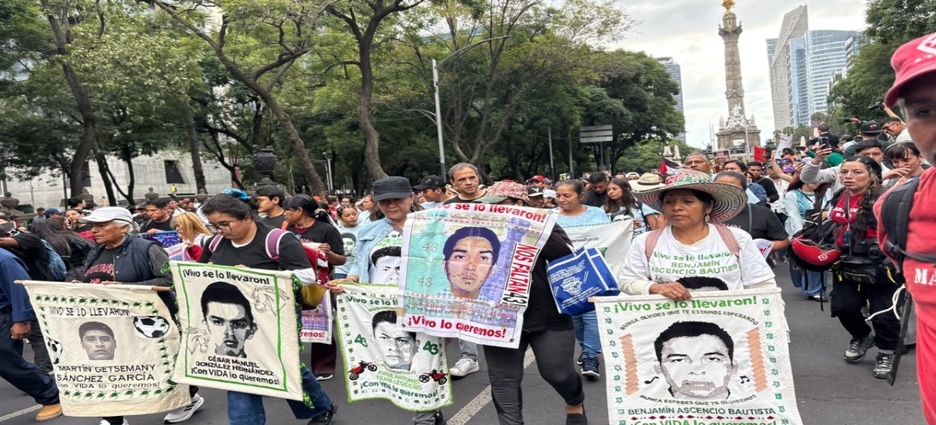 Marcha por Ayotzinapa reúne a 5 mil personas en CDMX; reportan saldo blanco