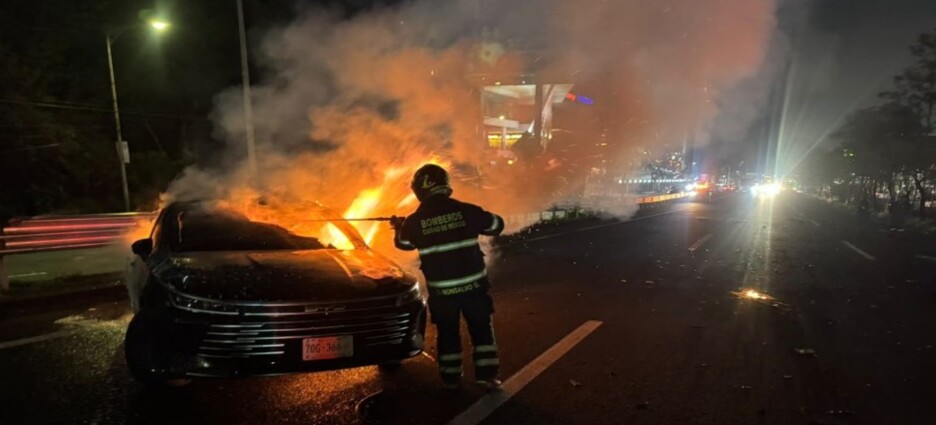 Choque termina en volcadura e incendio; mueren dos personas en CDMX