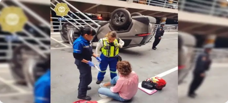 Automóvil cae del segundo piso de Galerías Coapa y conductora sobrevive