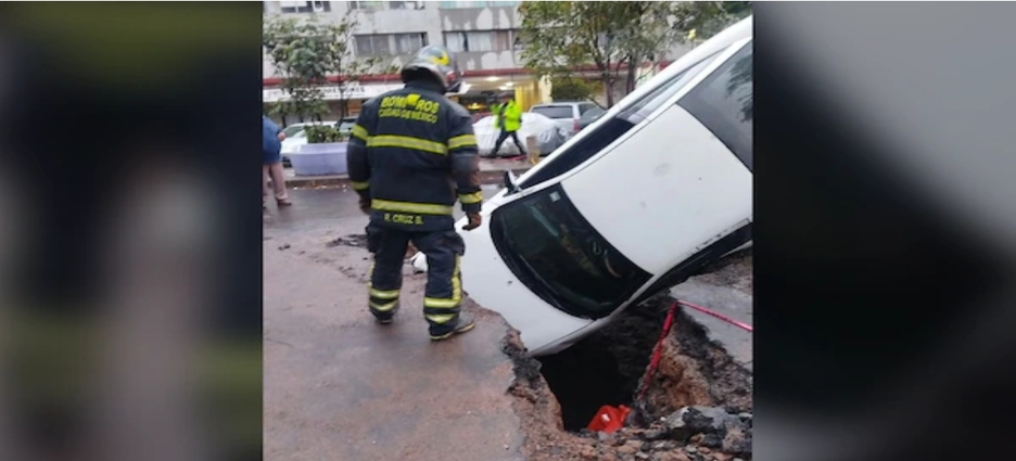 Auto cae en enorme socavón frente al IMSS en Tlatelolco