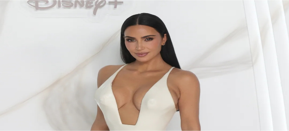 Kim Kardashian paraliza la CDMX con vestido de látex durante el estreno de ‘Todo vale’