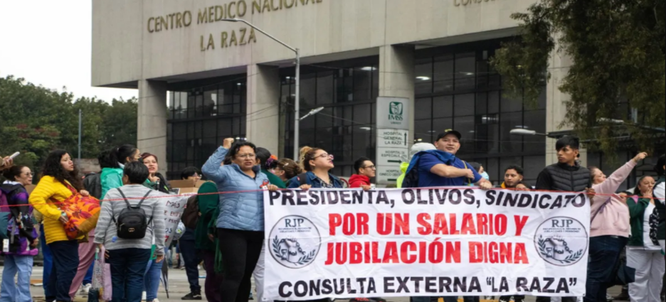 Empujones, golpes y jaloneos entre policías y trabajadores del IMSS